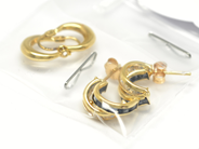 Pantvaror, Örhängen, 2 par 18K 2,4g, i auktion: Pant – Tisdag 22 november 2011