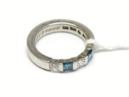 Pantvaror, Ring, 18K vitguld med diamanter 5xca0,13ct varav två blå Ø161/2 graverad 7,5g, i auktion: Pant – Tisdag 22 november 2011