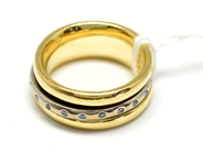 Pantvaror, Ring, 18K tvåfärgad med diamanter 20xca0,01ct två skadade Ø171/4 17,4g, i auktion: Pant – Tisdag 22 november 2011