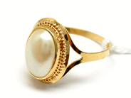 Pantvaror, Ring, 18K med pärla Ø20 2,2g, i auktion: Pant – Tisdag 22 november 2011