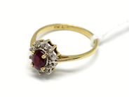 Pantvaror, Ring, 10K med röd sten o diamanter 10xca0,005ct Ø17 2,3g, i auktion: Pant – Tisdag 22 november 2011