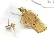 Pantvaror, Berlocker, 2st 1 Par Örhängen utan stoppers 14K 2,2g, i auktion: Pant – Tisdag 22 november 2011