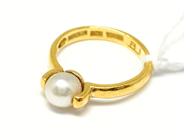 Pantvaror, Ring, 23K med pärla Ø163/4 graverad 4,6g, i auktion: Pant – Tisdag 22 november 2011