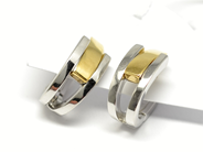 Pantvaror, Örhängen, ett par tvåfärgade 18K 6,7g, i auktion: Pant – Tisdag 22 november 2011