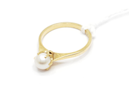 Pantvaror, Ring, med pärla Ø17½ 18K 2,9g, i auktion: Pant – Tisdag 22 november 2011