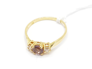 Pantvaror, Ring, med stenar Ø18¼ 18K 2,6g, i auktion: Pant – Tisdag 22 november 2011