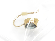 Pantvaror, Örhänge,  1st med grön sten 14K 0,7g, i auktion: Pant – Tisdag 22 november 2011