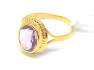 Pantvaror, Ring, med lila sten Ø17¼ 18K 1,8g, i auktion: Pant – Tisdag 22 november 2011