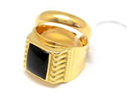 Pantvaror, Parti Guld,  med sten graverat buckligt 18K 12,5g, i auktion: Pant – Tisdag 22 november 2011