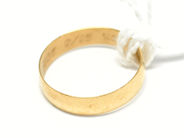 Pantvaror, Ring, med gravyr skev  18K 1,6g, i auktion: Pant – Tisdag 22 november 2011