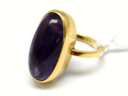 Pantvaror, Ring, med lila sten Ø17¼ 18K 9,9g, i auktion: Pant – Tisdag 22 november 2011