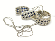 Pantvaror, Smyckesett, Ring Ø18 Hänge Örhängen 1par Halskedja defekt 40cm vitguld med stenar 18K 27,6g, i auktion: Pant – Tisdag 22 november 2011