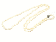 Pantvaror, Pärlcollier, med silver lås 88cm, i auktion: Pant – Tisdag 22 november 2011