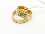 Pantvaror, Parti guld, 18K med gravyr och diamanter 6xca0,03ct 11,8g, i auktion: Pant – Tisdag 26 juni 2012