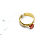 Pantvaror, Ring med orange sten skev 18K Ø17 3,1g, i auktion: Pant – Tisdag 31 juli 2012