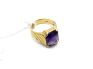 Pantvaror, Ring med violett sten 18K Ø16 7,8g, i auktion: Pant – Tisdag 31 juli 2012