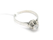 Pantvaror, Ring 14K vitguld med sten Ø161/2 2,2g, i auktion: Pant – Tisdag 31 juli 2012