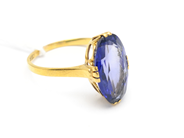 Pantvaror, Ring med lila sten 18K Ø181/4 3,7g, i auktion: Pant – Tisdag 31 juli 2012