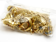 Pantvaror, Parti guld med stenar 18K defekt/graverat 105,6g, i auktion: Pant – Tisdag 31 juli 2012