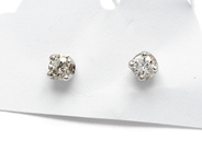Pantvaror, Örhängen ett par med diamanter 2xca0,10ct 18K 1,3g, i auktion: Pant – Tisdag 31 juli 2012