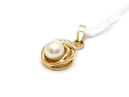 Pantvaror, Hänge med pärla och diamanter 3xca0,005ct 18K 1,5g, i auktion: Pant – Tisdag 31 juli 2012
