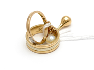 Pantvaror, Parti guld med pärla 18K graverat 8,1g, i auktion: Pant – Tisdag 31 juli 2012