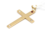 Pantvaror, Hänge Kors med sten och diamanter 3xca0,04ct 18K 3,4g, i auktion: Pant – Tisdag 31 juli 2012