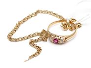 Pantvaror, Parti guld med stenar 18K defekt 4,7g, i auktion: Pant – Tisdag 31 juli 2012