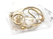 Pantvaror, Parti guld 18K graverat, innehåller stenar 13,1g, i auktion: Pant – Tisdag 31 juli 2012