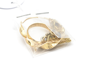 Pantvaror, Parti guld, trasigt/graverat 18K alla delar ej guld bruttovikt 12,4g, i auktion: Pant – Tisdag 31 juli 2012
