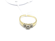 Pantvaror, Ring 10K med diamanter 1xca0,04ct 2xca0,02ct skev i skena 1,6g, i auktion: Pant – Tisdag 31 juli 2012