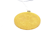 Pantvaror, Plakett, Myntliknande föremål ca21K -C CORONÆ MDCCCCXV 100 COR. 1915 GAL ILL ETC ET AP REX HVNG FRANC 10S I D G IMP AVSTR REX- med ögla ej i guld Øca3,5cm bruttovikt 33,9g, i auktion: Pant – Tisdag 31 juli 2012