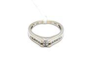 Pantvaror, Ring 18K vitguld med diamanter 4xca0,03ct prinsesslipade 10xca0,01ct briljantslipade Ø17 3,8g, i auktion: Pant – Tisdag 31 juli 2012