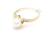 Pantvaror, Ring, 18K med pärla Ø17½ 2,4g, i auktion: Pant – Tisdag 21 augusti 2012