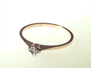 Smycken, DIAMANTRING 18K vikt 1.0 g stl. 15 dr diamant 0.01 c begagnad, i auktion: Skattjakt – Onsdag 13 januari 1999