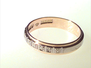 Smycken, ALLIANSRING 18K vikt 3.0 g 6 diamanter 0.06 ct stl. 17.5mm begagnad, i auktion: Skattjakt – Onsdag 13 januari 1999