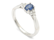Smycken - SAFIRRING, 18K vitguld med oval blå safir 0,54 ct - View 1