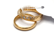 Parti, Ringar 2st 18K graverade en med diamanter 11,3g, i auktion: Pant – Tisdag 5 november 2013