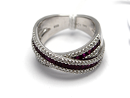 Smycken, Ring 14K vitguld med röda stenar och diamanter ca120stxca0,005ct  Ø17 9,8g, i auktion: Pant – Tisdag 5 november 2013
