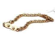 Smycken, Armband Bismarck 18K 12,5g 19,5cm, med platta med 2 pärlor på, i auktion: Pant – Tisdag 5 november 2013