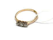 Smycken, Ring 18K 1,7g Ø16½ med diamanter 1xca.0,09ct 2xca.0,05ct olika slipningar, i auktion: Pant – Tisdag 5 november 2013