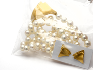 Parti, Örhängen 1 par Lapponia, Pärlollier med lås Lapponia 18K guldvikt 8,3g (pärlcollier 45cm utan låset), i auktion: Pant – Tisdag 5 november 2013