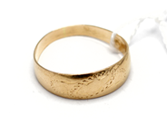 Smycken, Ring 18K 1,4g, skev, i auktion: Pant – Tisdag 5 november 2013