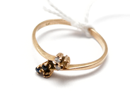 Smycken, Ring 18K 1,8g defekt, med stenar och små diamanter, i auktion: Pant – Tisdag 5 november 2013